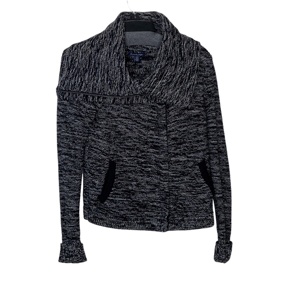 AMERICAN Eagle black sweater with white threading. Front zipper. Size XS